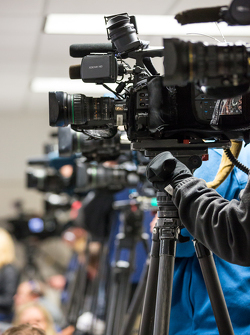 TV-Kameras bei der Pressekonferenz von Kurt Busch