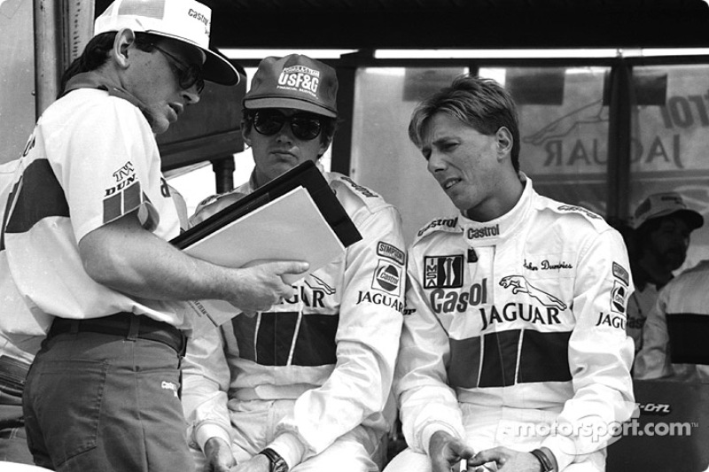 Mantan pembalap Lotus F1, Johnny Dumfries (kanan), semasa hidupnya