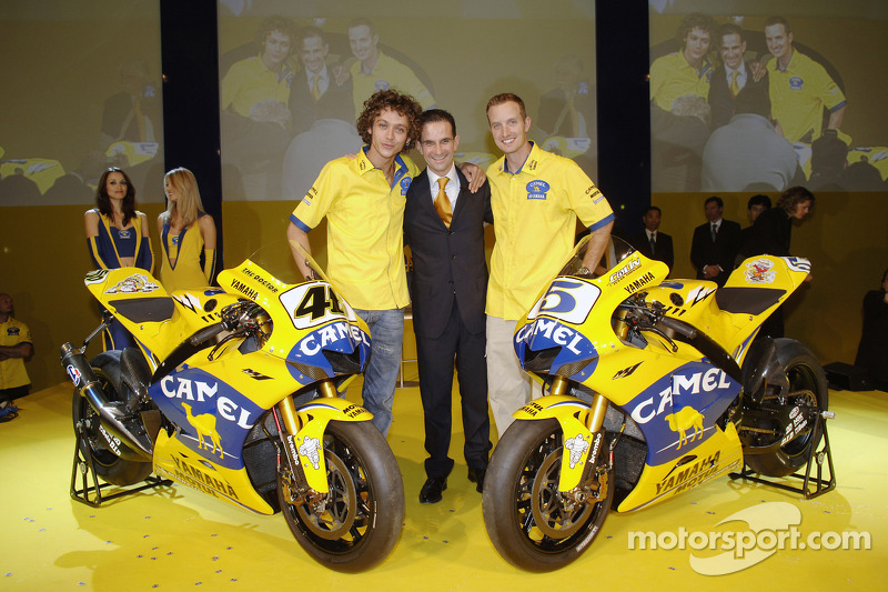Валентино Росси, Давиде Бривио и Колин Эдвардс с байком Camel Yamaha M1 2006 года