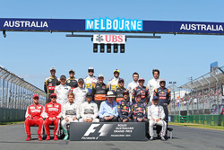 Ron Walker, voorzitter van de Australian GP Corporation met de rijders tijdens fotoshoot voor start