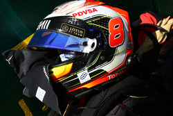 Der Helm von Romain Grosjean, Lotus F1 Team, in der Startaufstellung
