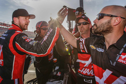 Polesitter Kurt Busch, Stewart-Haas Racing Chevrolet celebra