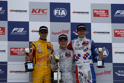 Podio: segundo lugar Antonio Giovinazzi, Jagonya Ayam con Carlin y el primer lugar Felix Rosenqvist,