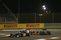 Sebastian Vettel, Ferrari SF15-T tiene su alerón delantero recortado por Sergio Pérez, Sahara Force India F1 VJM08 con Felipe Nasr, Sauber C34 que lleva el par