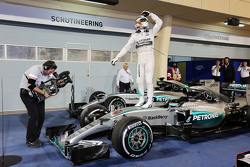 Ganador de la carrera Lewis Hamilton, Mercedes AMG F1 celebra en el parc ferme