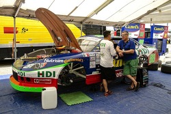Auto de Rubén García Jr.,Canel's Racing en su pit.