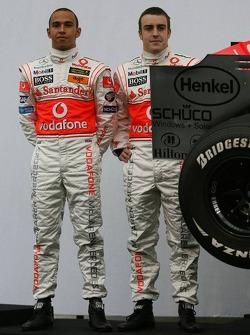 ¿Cuánto mide Lewis Hamilton? - Estatura y peso - Real height F1-mclaren-mercedes-mp4-22-launch-2007-lewis-hamilton-and-fernando-alonso
