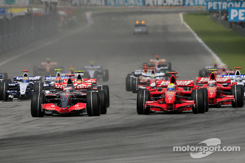 Старт: боротьба за лідерство між Фернандо Алонсо, McLaren Mercedes, MP4-22 та Феліпе Массою, Scuderi
