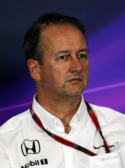 Jonathan Neale, director de operaciones de McLaren en la conferencia de prensa de la FIA