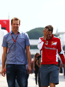 (Von links nach rechts): Alexander Wurz, Williams-Fahrercoach, mit Sebastian Vettel, Ferrari