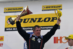 Ganador de la carrera Jason Plato