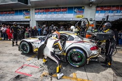 Pit stop #26 Marc VDS Racing BMW Z4 GT3: Augusto Farfus, Jörg Müller, Nicky Catsburg, Dirk Adorf