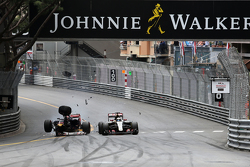 Max Verstappen, Scuderia Toro Rosso, crasht met Romain Grosjean, Lotus F1 Team