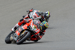 Chaz Davies equipo Ducati Superbike, delante de Leon Haslam, Red Devils Roma