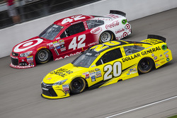Matt Kenseth, Joe Gibbs Racing Toyota e Kyle Larson, Chip Ganassi Racing Chevrolet