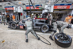 保时捷车队18号保时捷919 Hybrid赛车:罗曼·杜马斯、尼尔·雅尼、马克·里布停站