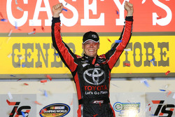 1. Erik Jones, Kyle Busch Motorsports, Toyota, feiert