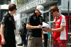 Nico Hulkenberg, Sahara Force India F1 firma autógrafos para los aficionados