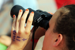 Un tifoso con un tributo a Jules Bianchi