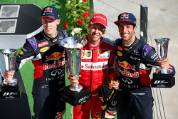 Podio: il vincitore Sebastian Vettel, Ferrari, secondo posto Daniil Kvyat, Red Bull Racing, terzo posto Daniel Ricciardo, Red Bull Racing
