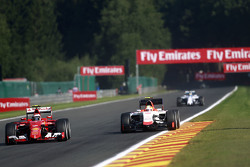 Kimi Raikkonen, Ferrari SF15-T y Roberto Merhi, Manor F1 Team