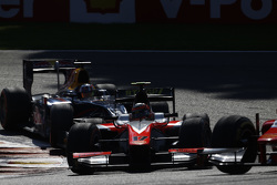 Daniel de Jong, MP Motorsport davanti a Pierre Gasly, DAMS