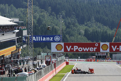 Nico Hulkenberg, Sahara Force India F1 VJM08 viene spinto via dalla griglia di partenza