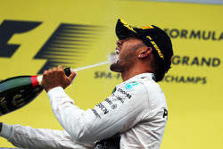 Победитель гонки - Льюис Хэмилтон, Mercedes AMG F1 празднует на подиуме