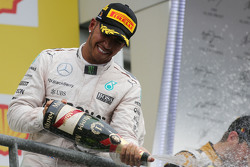 Il vincitore Lewis Hamilton, Mercedes AMG F1 festeggia sul podio
