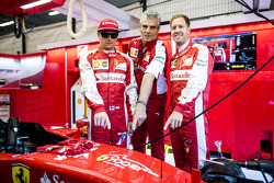 Kimi Raikkonen, Maurizio Arrivabene e Sebastian Vettel, Ferrari SF15-T