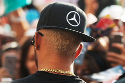 Lewis Hamilton, Mercedes AMG F1 con la nuova capigliatura bionda