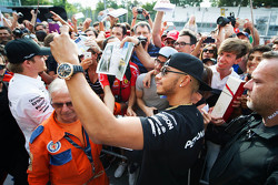Lewis Hamilton, Mercedes AMG F1 con la nuova capigliatura bionda