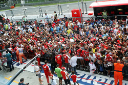 Kimi Raikkonen, Ferrari firma autógrafos para los aficionados