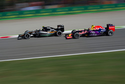 Sergio Perez, Sahara Force India F1 VJM08 lidera a Daniil Kvyat, Red Bull Racing RB11