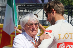 Bernie Ecclestone y Romain Grosjean, Lotus F1 Team en la parrilla