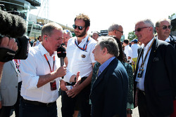 Martin Brundle, Sky Sports Comentarista con Jean Todt, presidente de la FIA en la parrilla