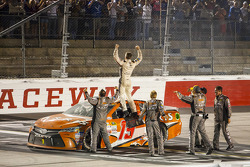 Il vincitore Carl Edwards, Joe Gibbs Racing Toyota