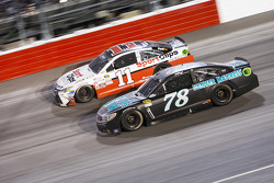 Denny Hamlin, Joe Gibbs Racing Toyota y Martin Truex Jr., Furniture Row Racing Chevrolet
