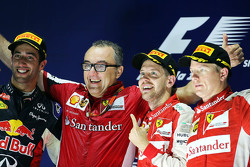 Podio: ganador Sebastian Vettel, de Ferrari, el segundo lugar Daniel Ricciardo, de Red Bull Racing,