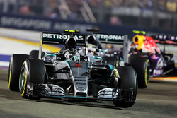 Nico Rosberg, Mercedes AMG F1 W06, vor Teamkollege Lewis Hamilton, Mercedes AMG F1 W06