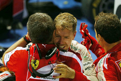 Il vincitore della gara Sebastian Vettel, Ferrari festeggia nel parco chiuso