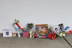 Hommage an Jules Bianchi: Fans legen Grußbotschaften und Geschenke an der Garage von Manor Marussia