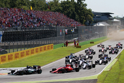 Start: Lewis Hamilton, Mercedes AMG F1 W06 aan de leiding