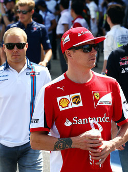 Kimi Raikkonen, Ferrari y Valtteri Bottas, Williams en el desfile de pilotos