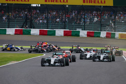 Lewis Hamilton, Mercedes AMG F1 W06, führt nach dem Start