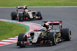 Romain Grosjean, Lotus F1 E23, vor Teamkollege Pastor Maldonado, Lotus F1 E23