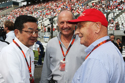 Takahiro Hachigo, Honda-Geschäftsführer, mit Ron Dennis, McLaren-Geschäftsführer, und Niki Lauda, Me