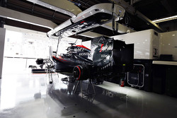 Der McLaren-Honda MP4-30 von Fernando Alonso, McLaren, in der Box