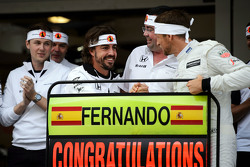 Jenson Button, McLaren, feiert den 250. GP von Fernando Alonso, McLaren,