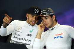 Lewis Hamilton, Mercedes AMG F1 y Sergio Pérez, Sahara Force India F1 en la conferencia de prensa de